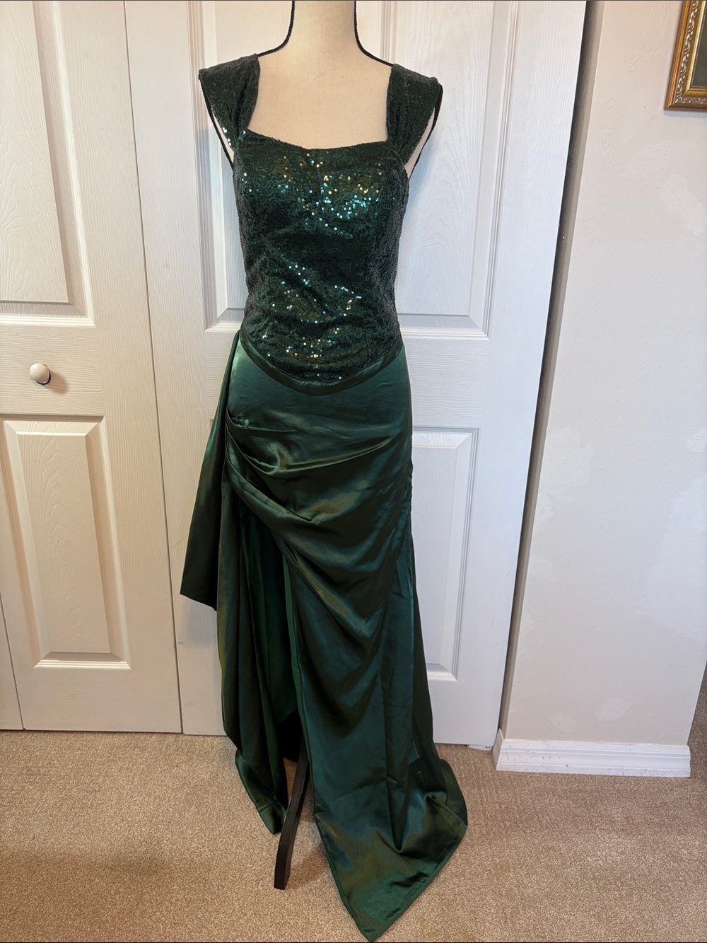 NWT Dark Emerald Green Sequin & Satin Formal Evening Gown- Prom Dress – Size 6.